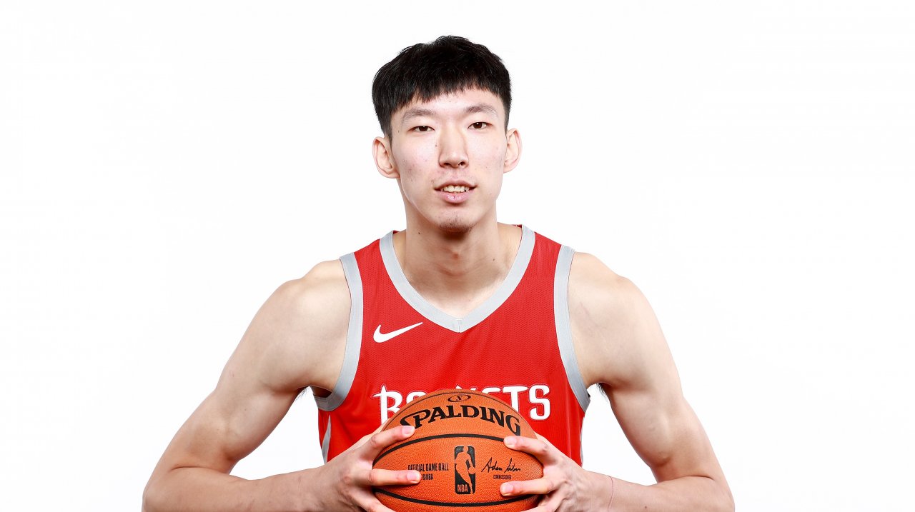 Millions follow ex-NBA basketball star Zhou Qi on his NBL journey with  South East Melbourne Phoenix - ABC News